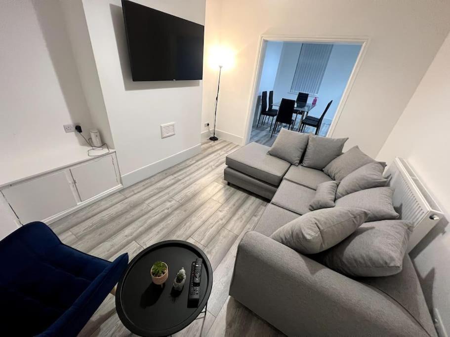 No. 51 - Modern 4 Bed Holiday home Liverpool